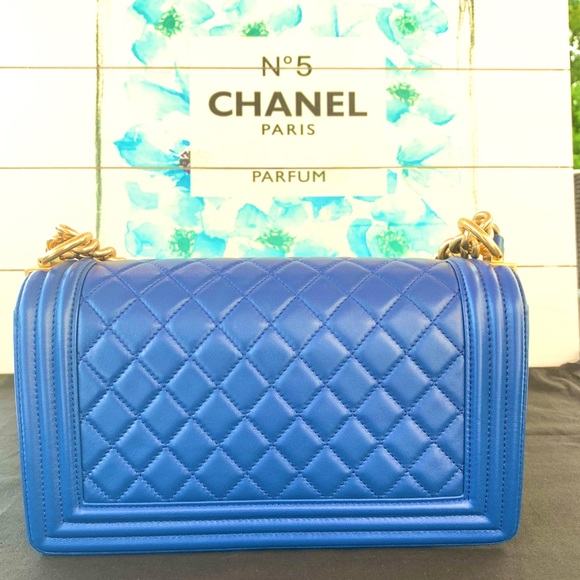 CHANEL Medium Boy Bag - Picture 4 of 13